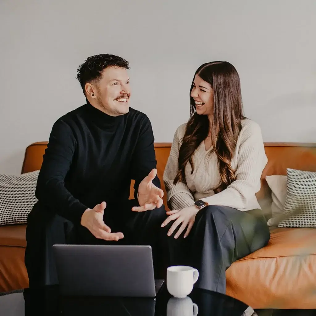 Angelina und Michael im Gespräch auf einem Sofa